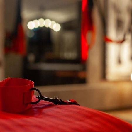 Royal Hot Jucuzzi Apartment リヴィウ エクステリア 写真