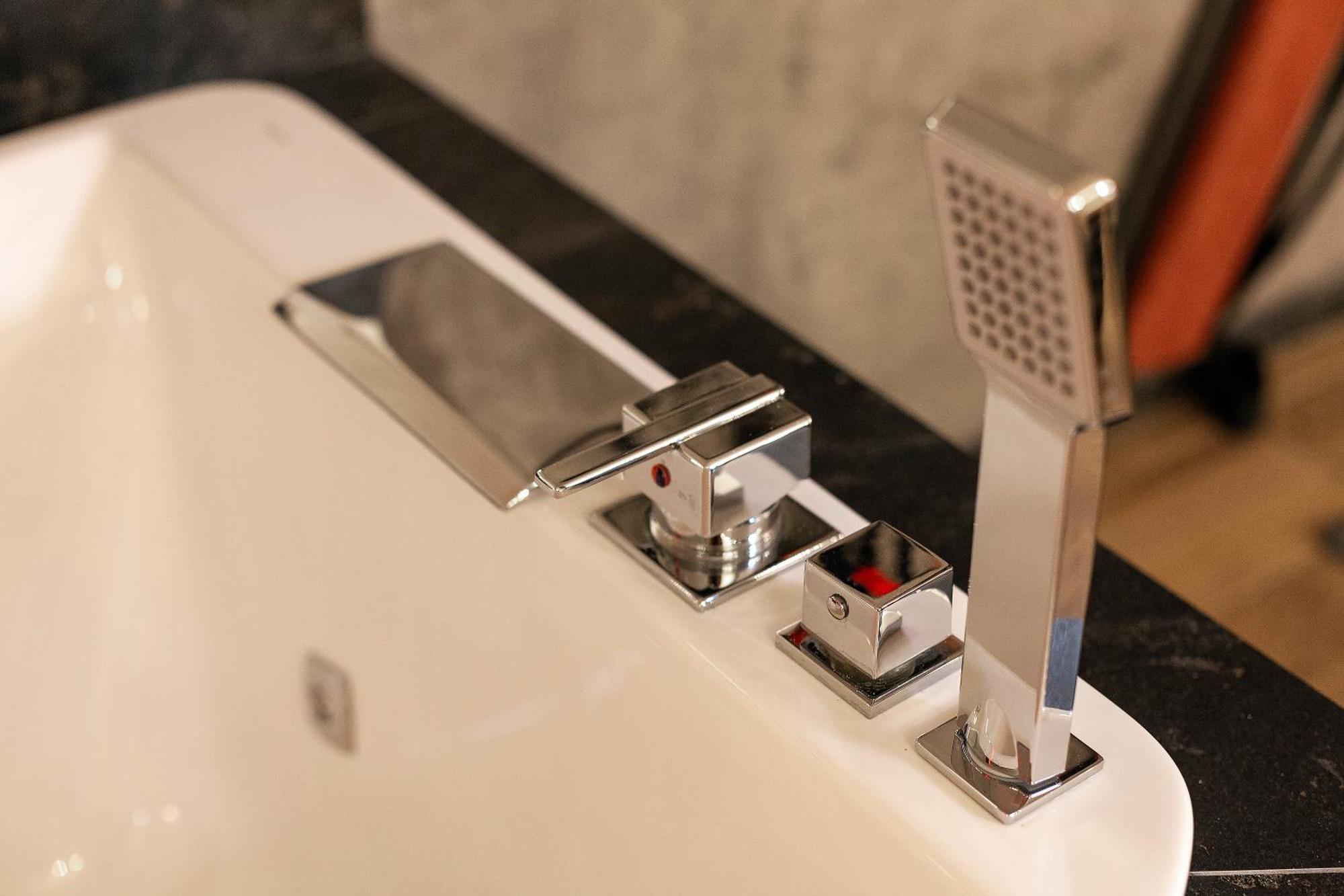 Royal Hot Jucuzzi Apartment リヴィウ エクステリア 写真