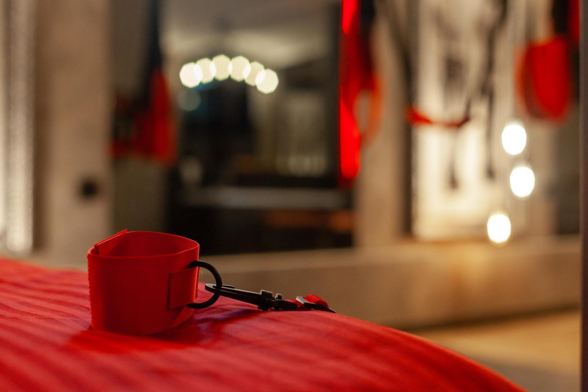Royal Hot Jucuzzi Apartment リヴィウ エクステリア 写真