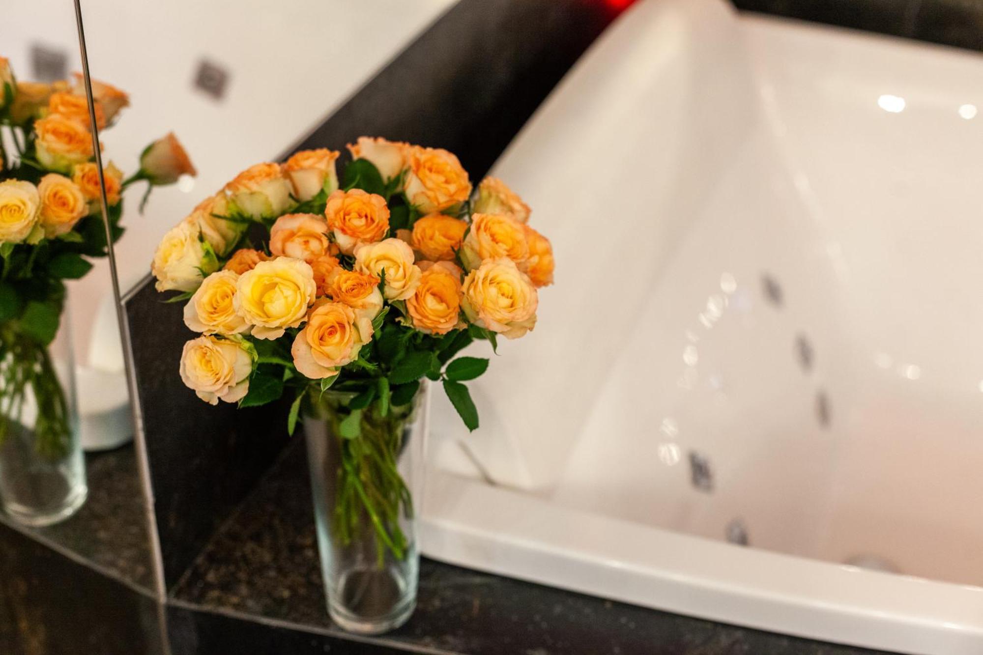 Royal Hot Jucuzzi Apartment リヴィウ エクステリア 写真
