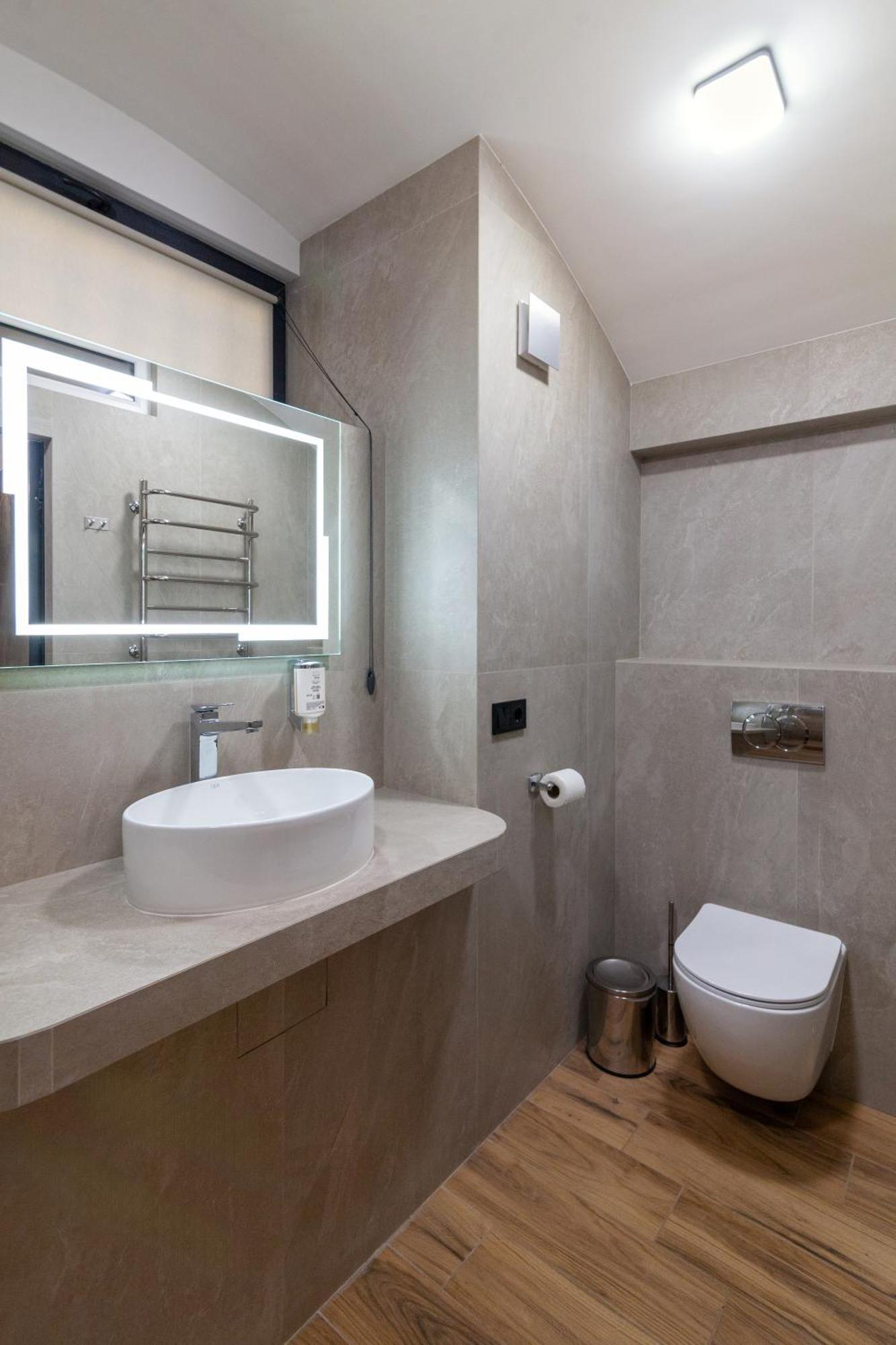 Royal Hot Jucuzzi Apartment リヴィウ エクステリア 写真