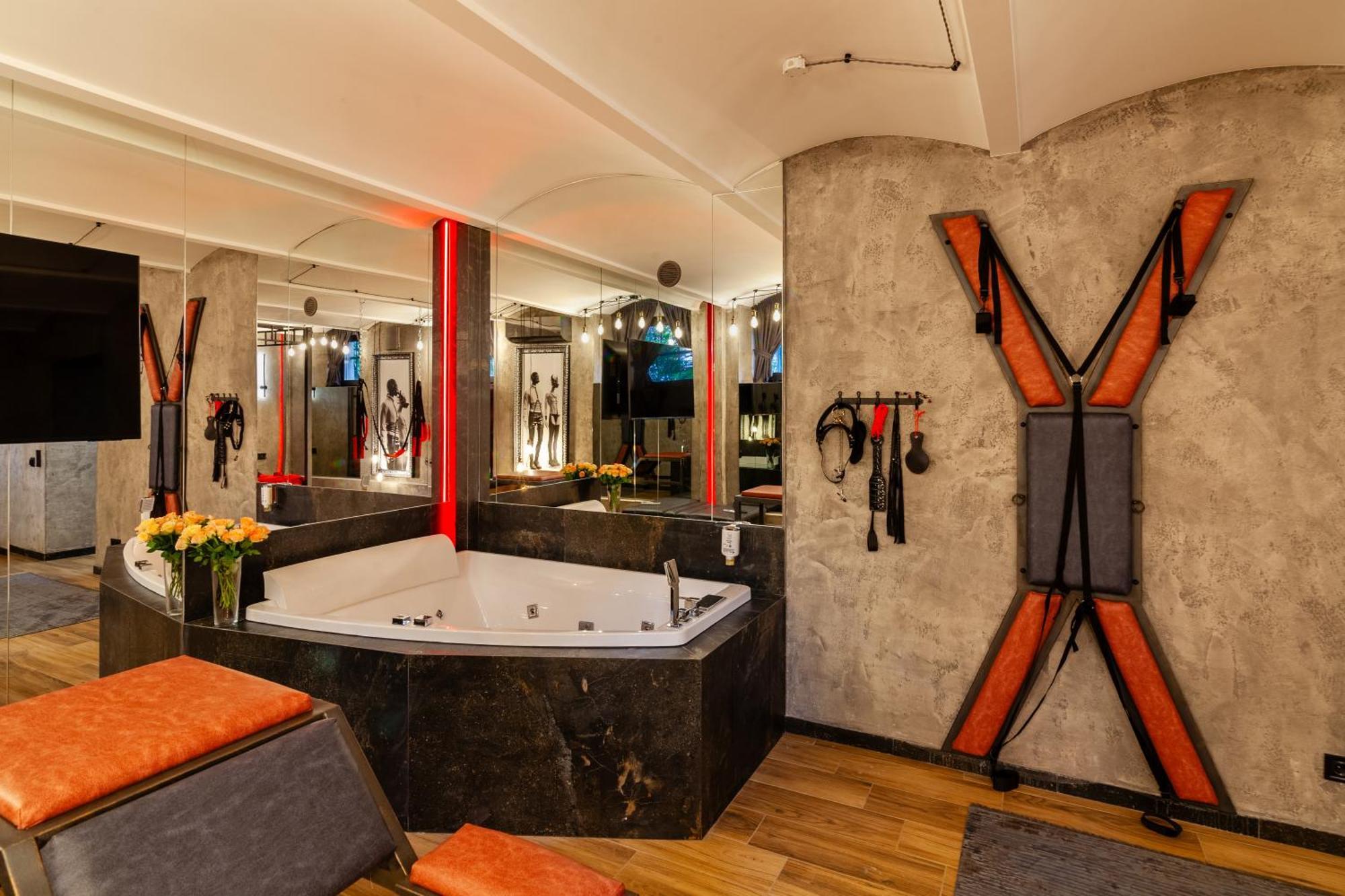 Royal Hot Jucuzzi Apartment リヴィウ エクステリア 写真