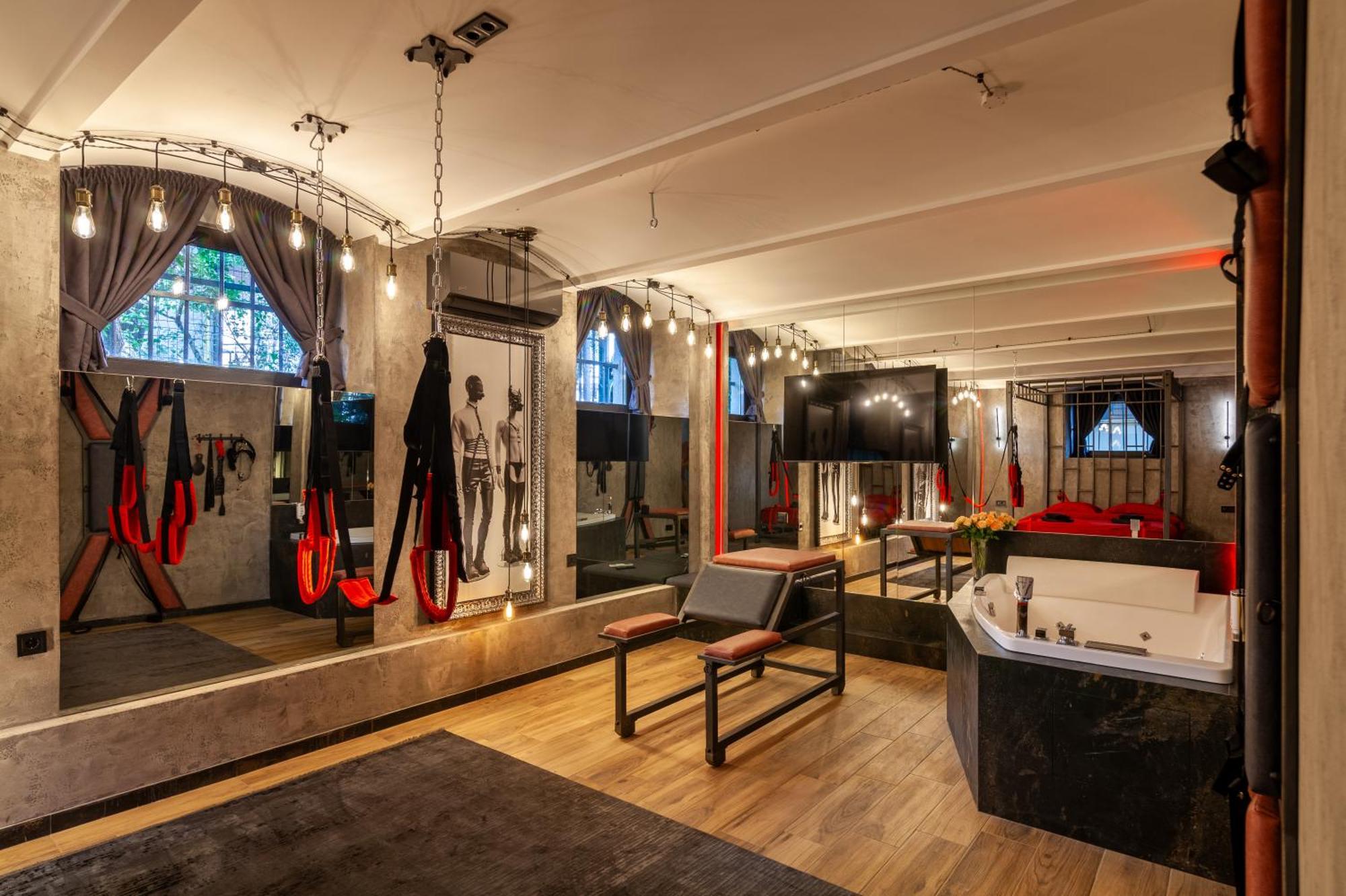 Royal Hot Jucuzzi Apartment リヴィウ エクステリア 写真
