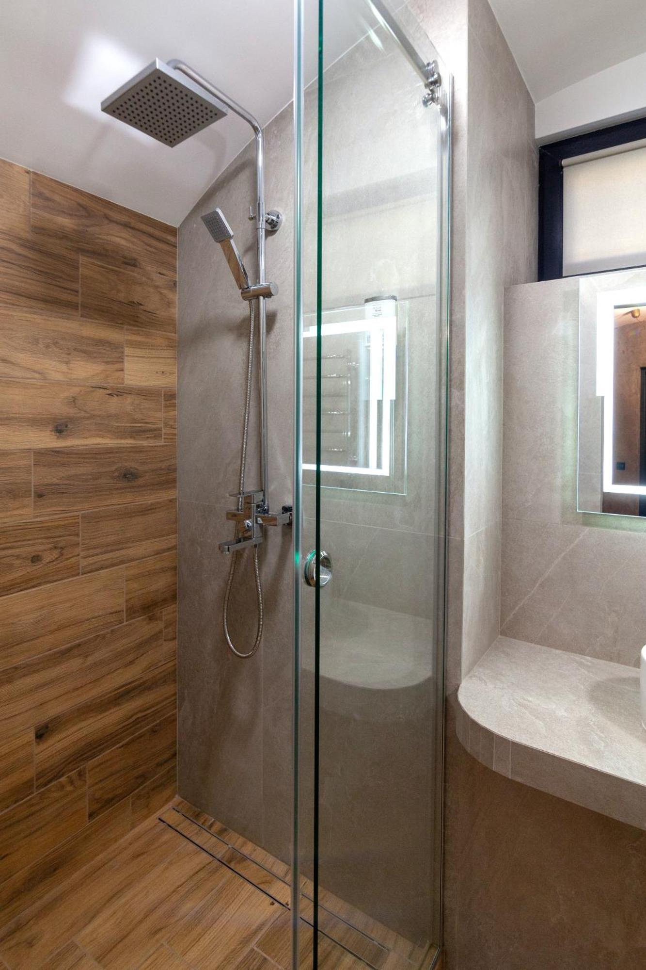 Royal Hot Jucuzzi Apartment リヴィウ エクステリア 写真