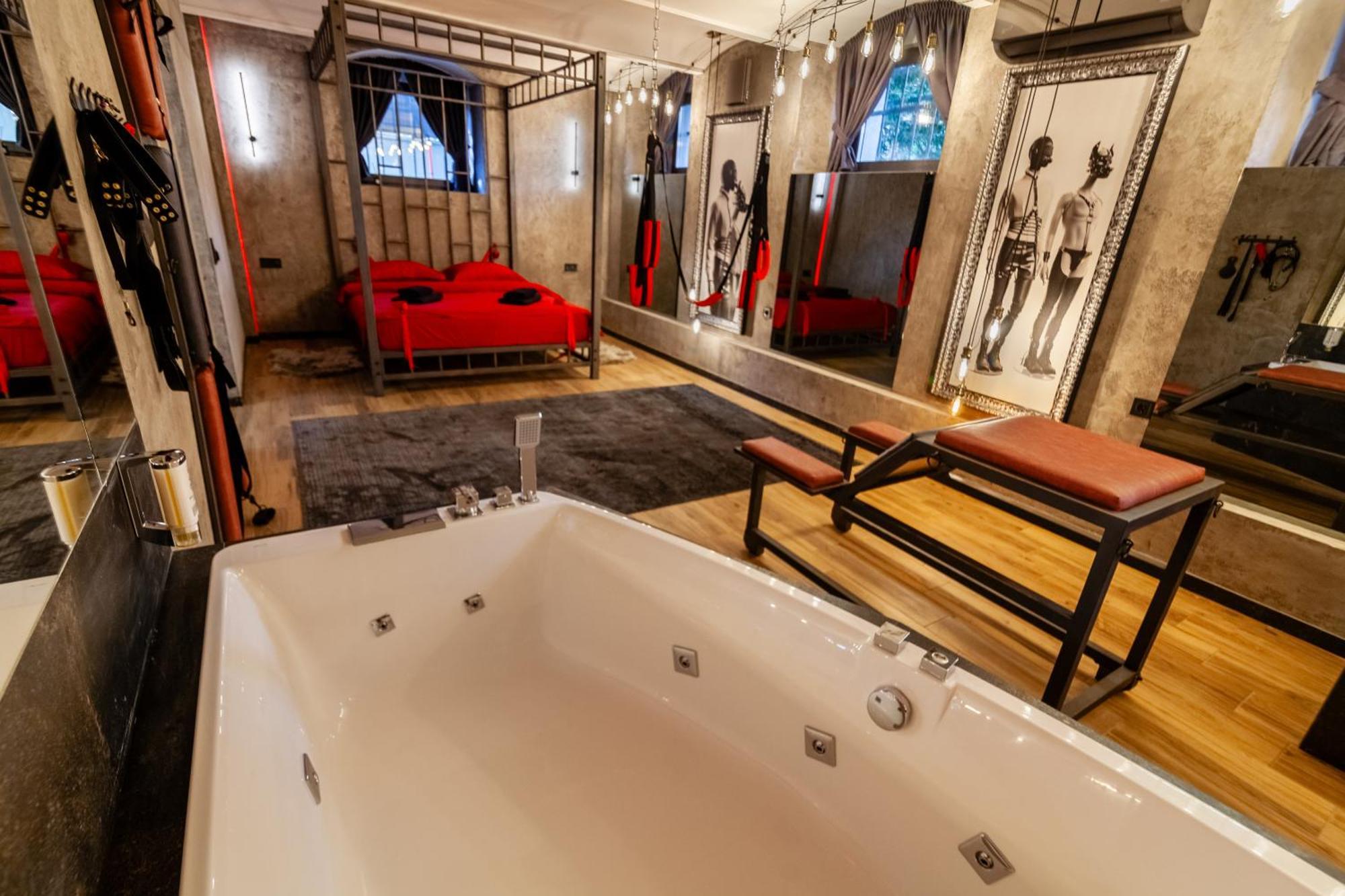 Royal Hot Jucuzzi Apartment リヴィウ エクステリア 写真
