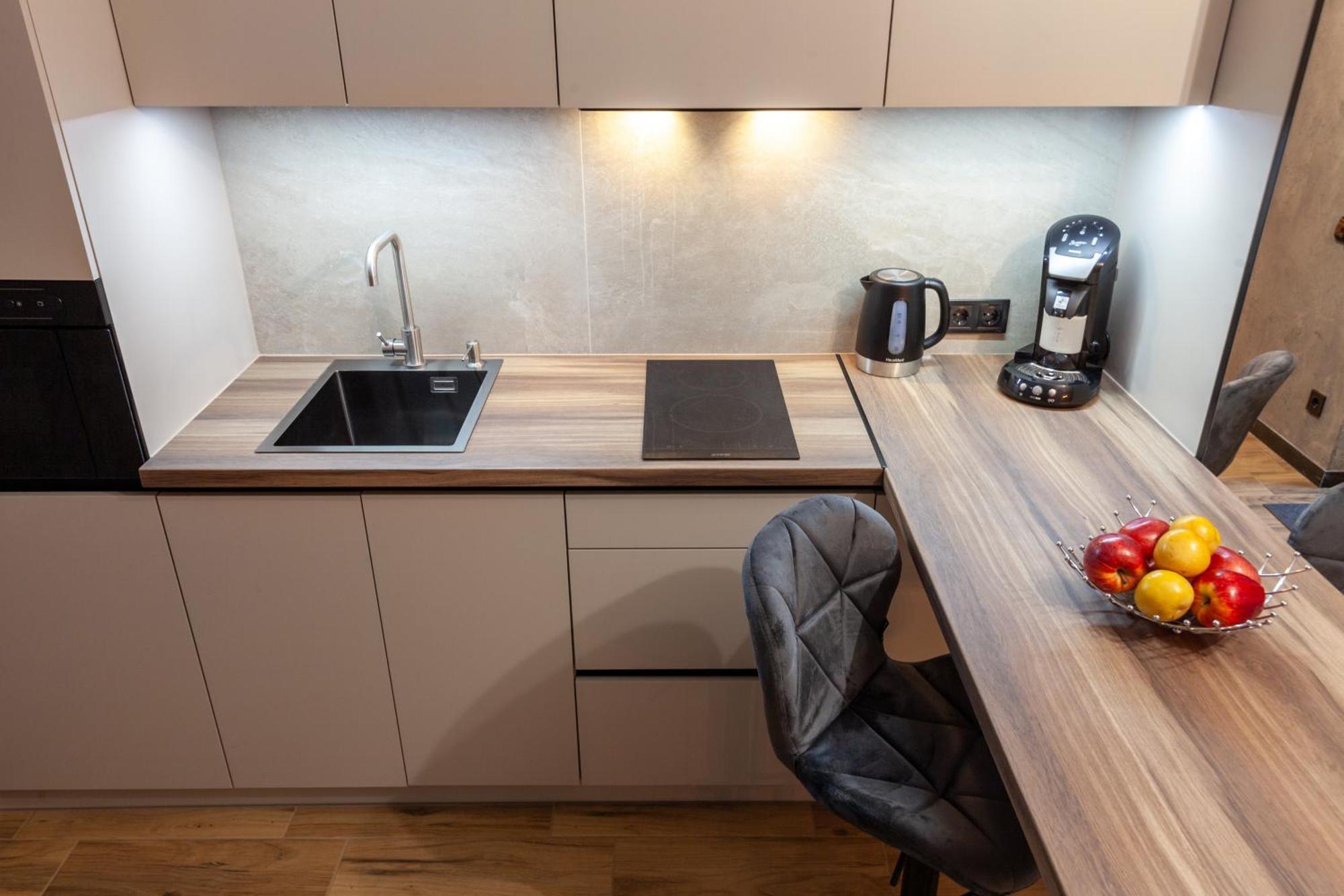 Royal Hot Jucuzzi Apartment リヴィウ エクステリア 写真