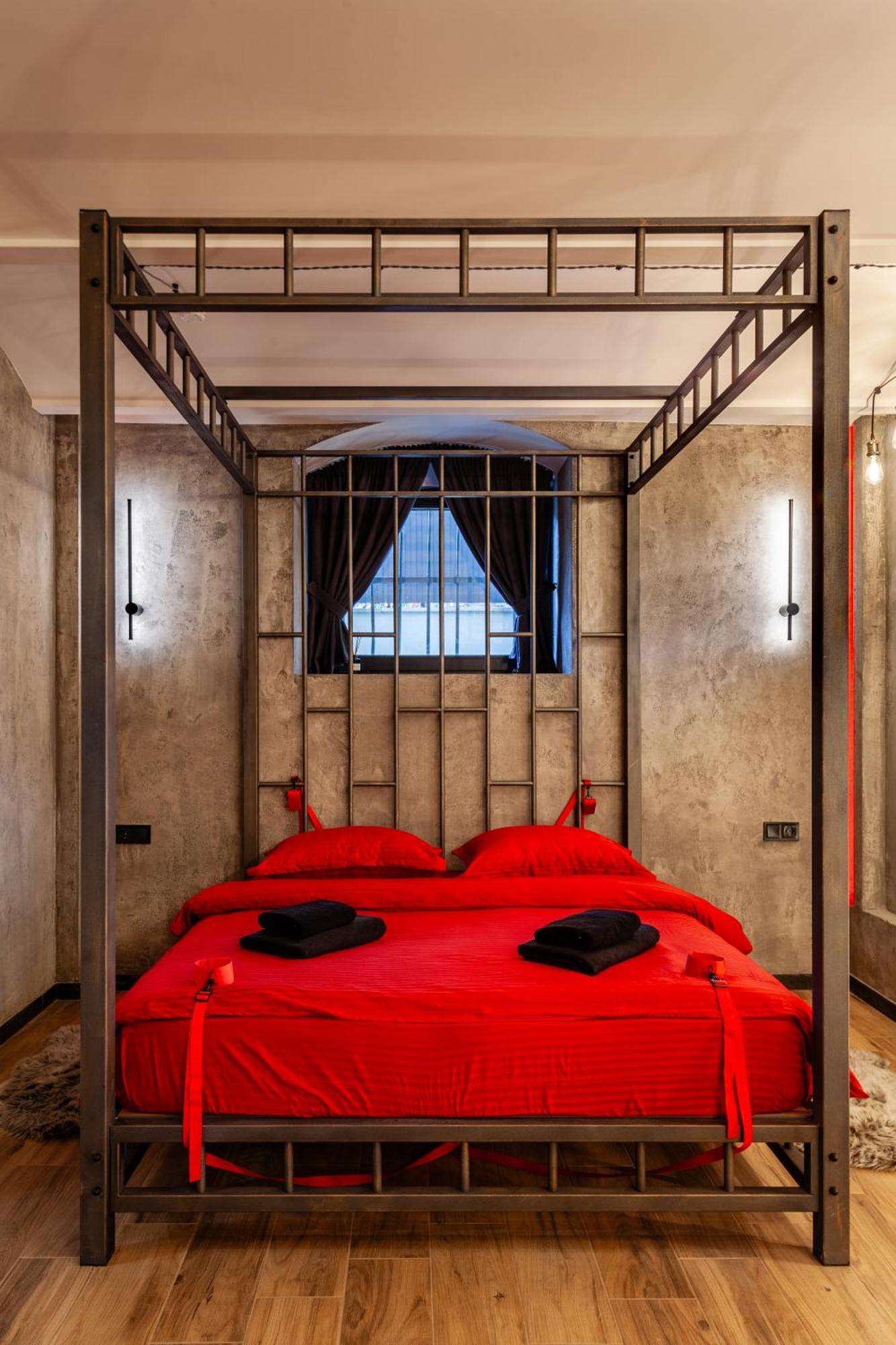 Royal Hot Jucuzzi Apartment リヴィウ エクステリア 写真