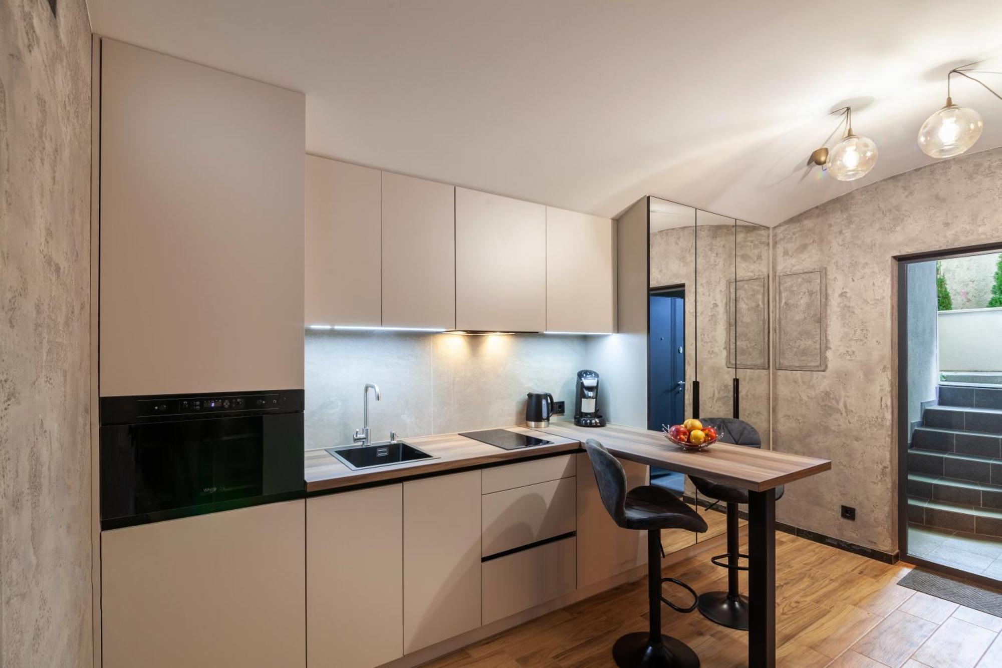 Royal Hot Jucuzzi Apartment リヴィウ エクステリア 写真