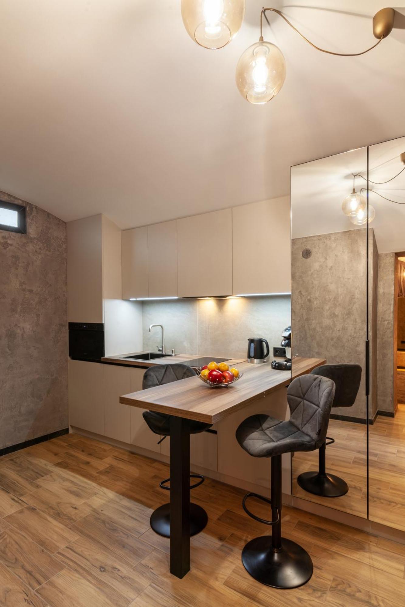 Royal Hot Jucuzzi Apartment リヴィウ エクステリア 写真