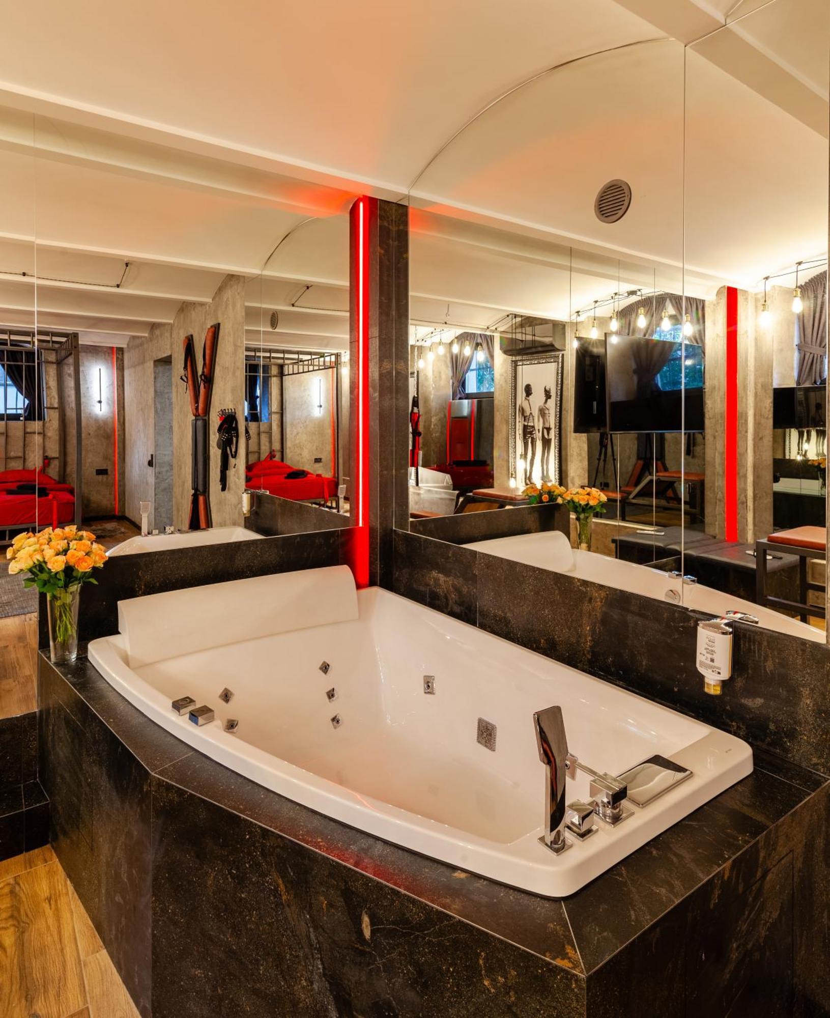 Royal Hot Jucuzzi Apartment リヴィウ エクステリア 写真