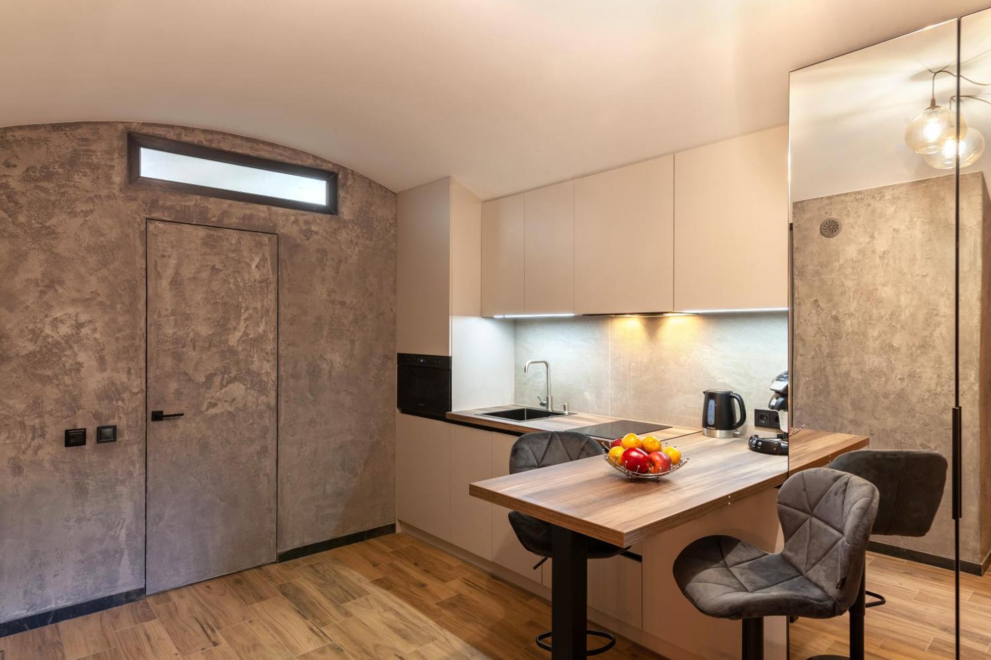 Royal Hot Jucuzzi Apartment リヴィウ エクステリア 写真